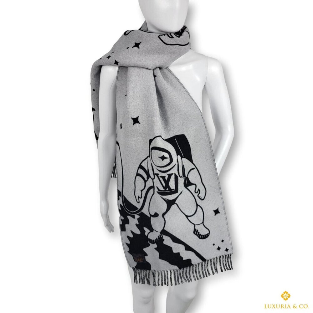 New Authentic Louis Vuitton Reversible City LV Satellite Scarf